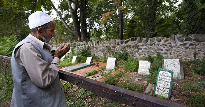 kashmir-unmarked-graves-ap